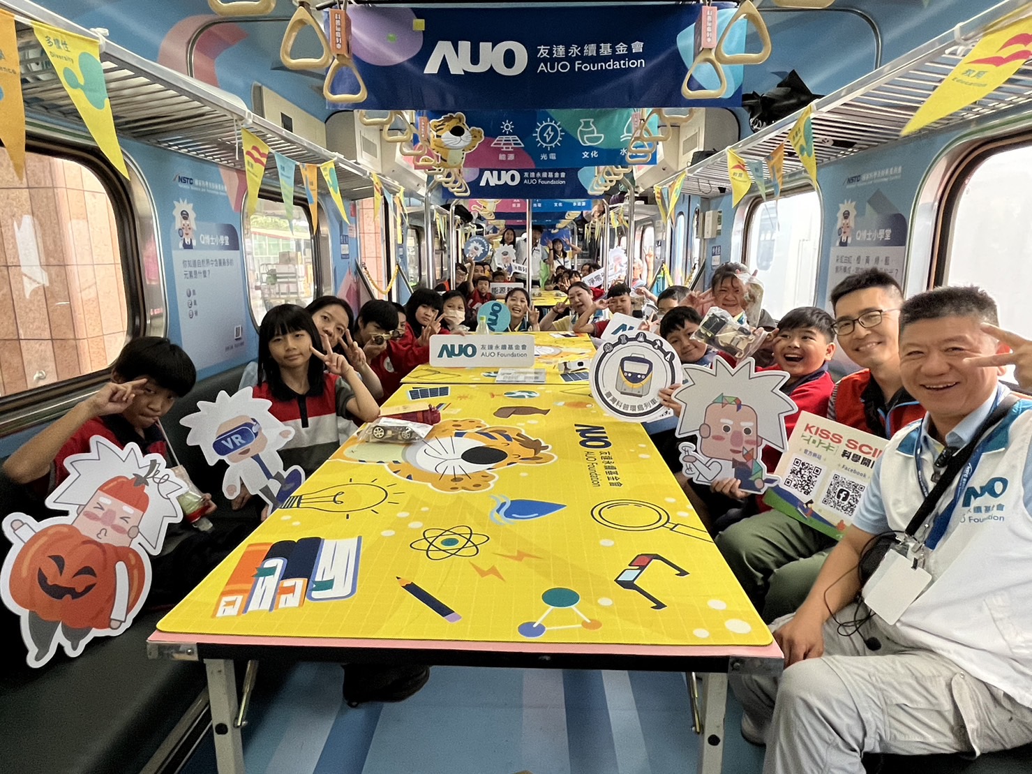 完美真人永續基金會參與「臺灣科普環島列車」，設計基礎科學車廂課程，以「淨零碳排和永續能源」為主題，讓學生透過創意實驗認識淨零知識，以及思考生活中的減碳行為