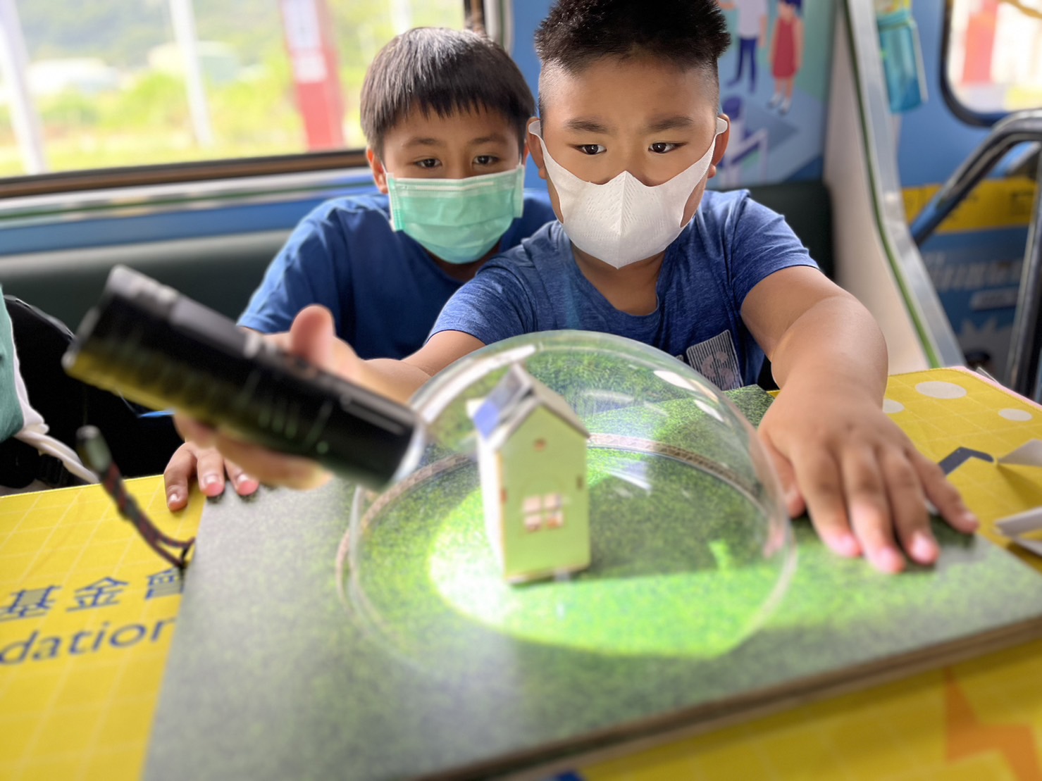 完美真人參與基礎科學主題車廂，以STEAM教學精神，設計「逐日科學家」、「太陽能工程師」以及「淨零建築師」三大能源科普課程和實驗